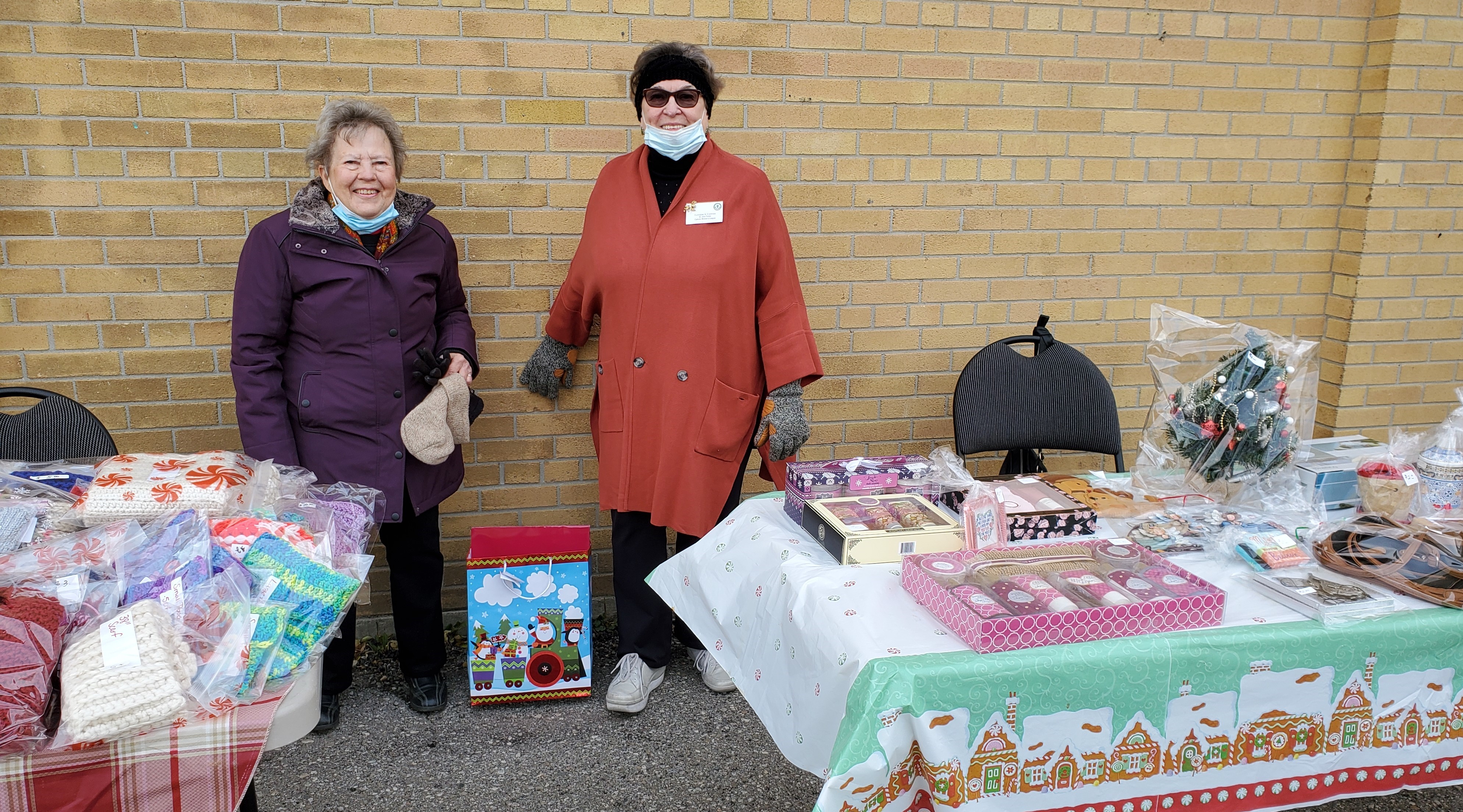 picture of Eileen Castella and Lorraine Comeau at the market