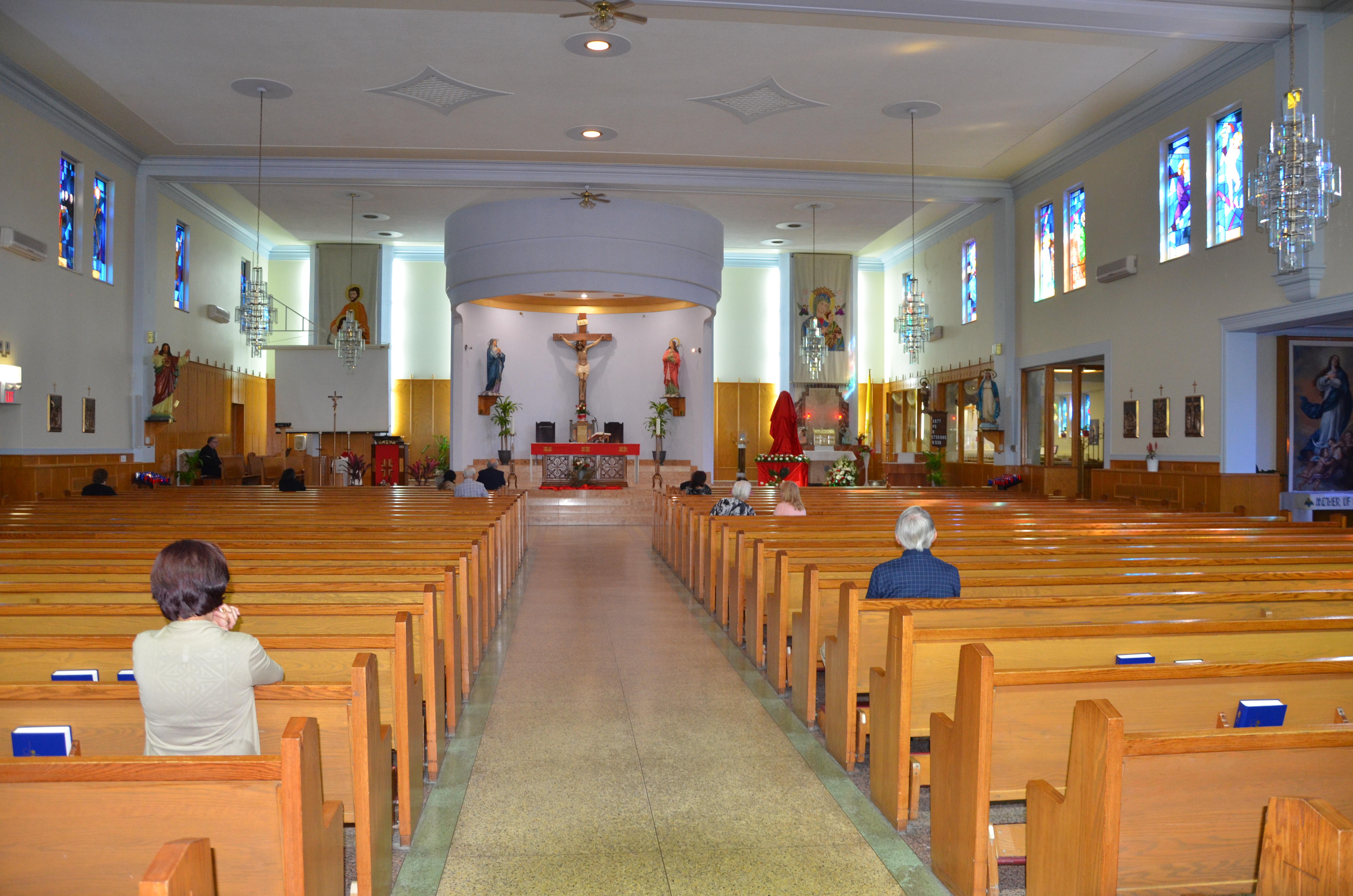 picture of inside church before mass begins